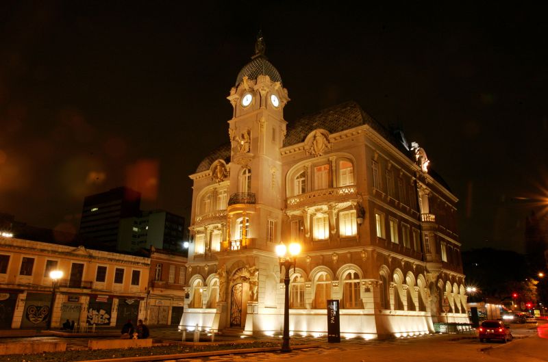 De baixo para cima: arquitetura do Paço é valorizada com as novas luzes | Antônio More/ Gazeta do Povo