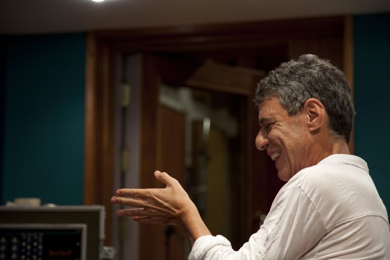 As composições do novo disco, as primeiras desde Carioca, lançado em 2006, foram enviadas uma a uma e arranjadas com tranquilidade no estúdio particular do produtor Luiz Claudio Ramos | Mario Canivello/Divulgação