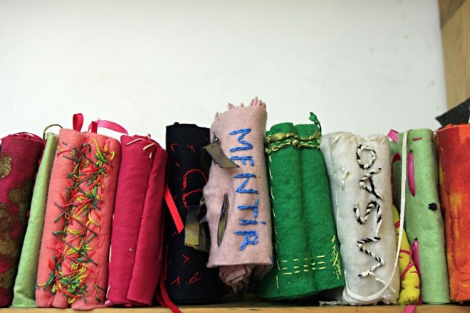 Série de livros feitos pela artista plástica com materiais inusitados | 