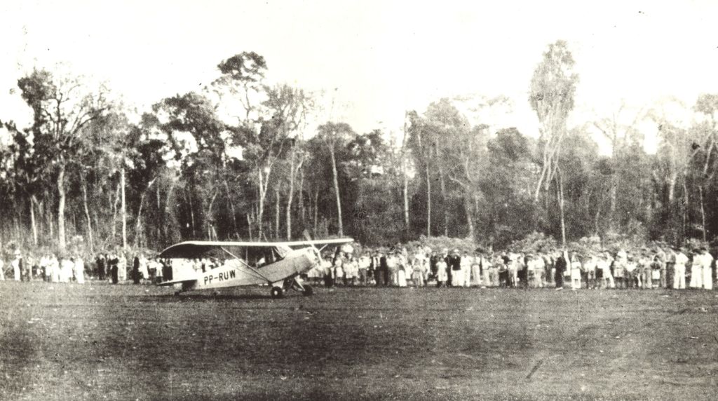 Avião durante as festividades de inauguração |
