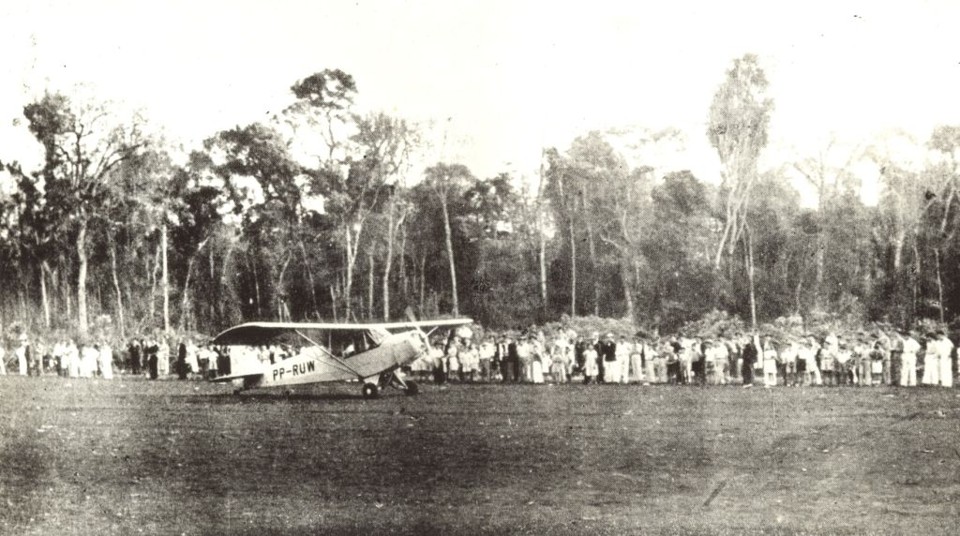 Avião durante as festividades de inauguração | 