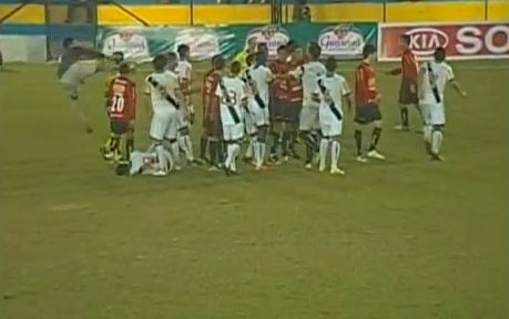 No topo da imagem, à esquerda, é possível ver o goleiro do Sport dando uma voadora no adversário | Reprodução Sportv