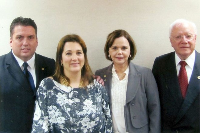 Posse no Lions Club- Marco Tulio Vargas assumiu a presidência do Lions Clube Curitiba em destacado evento, recebendo o cargo de Mario de Mari. Na foto, Marco Tulio e a esposa, Alessandra  que comemoram também o sucesso da filha Sabrina, que partiu para estudar ballet durante as férias escolares em Nova York, com o Petit Ballet , ao lado de Mario de Mari e da esposa, Maria Helena | 