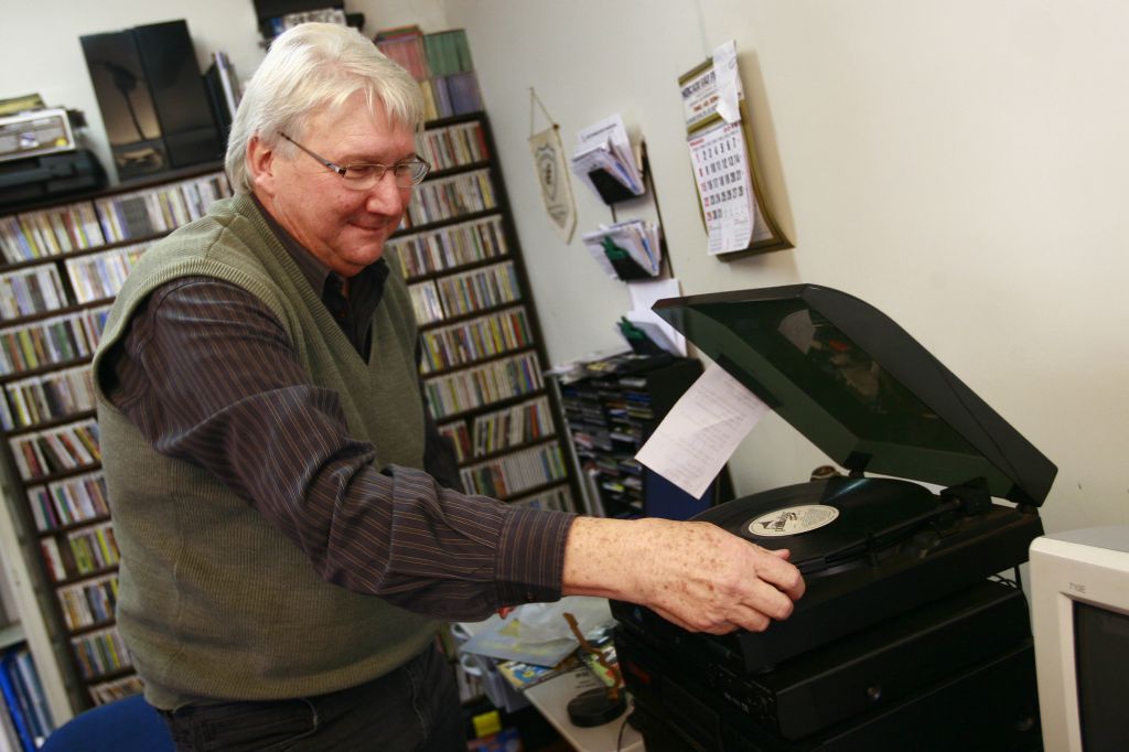 Há 20 anos no ar, o radialista Cleber Toffoli usa linguagem direta, gerando a sensação de intimidade na pessoa | Roberto Custodio/ Gazeta do Povo
