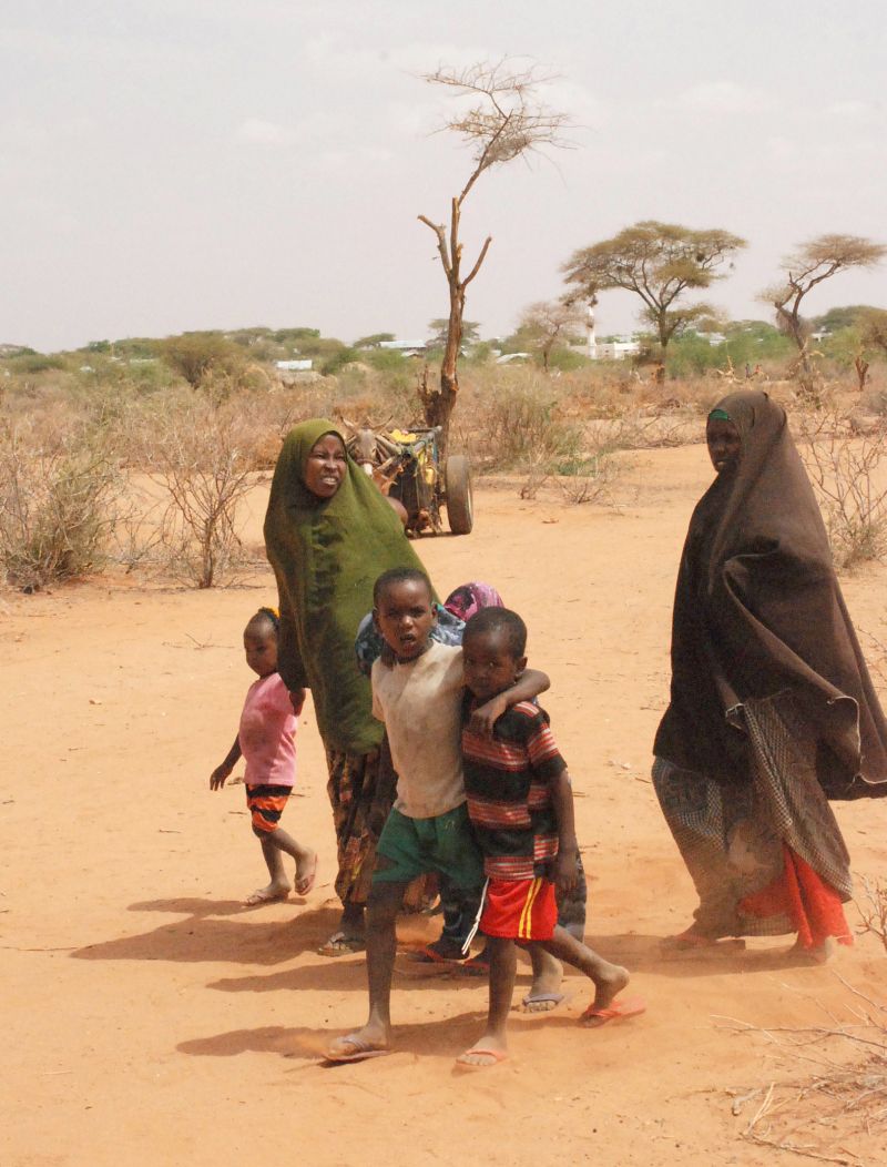 Famílias somalis buscam postos de distribuição de alimentos na região Doloow, no sul da Somália | Peter Martell/AFP