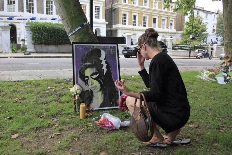 Fã homenageia cantora na frente do prédio onde Amy morava: apenas dois discos foram produzidos em sua curta carreira | Stefan Wermuth/Reuters