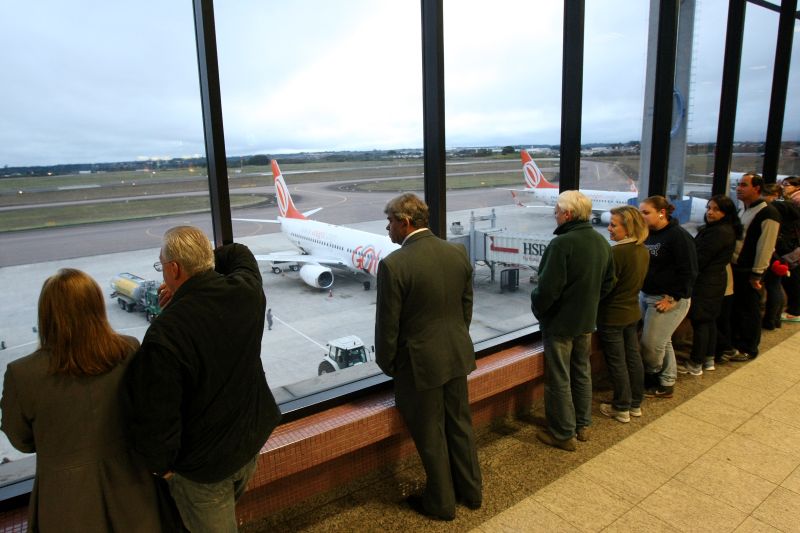 Passageiros n o terminal do Afonso Pena, em São José dos Pinhais: cidade tem condições favoráveis para a formação de neblina, o que prejudica pousos e decolagens | Fotos: Antônio More / Gazeta do Povo
