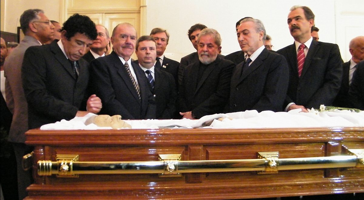 O senador Magno Malta, o presidente do Senado, José Sarney, o governador de Minas Gerais, Antonio Anastasia, o ex-presidente Lula, o vice-presidente da República, Mechel Temer, e o ministro de Ciência e Tecnologia, Aloizio Mercadante, durante visita ao velório do ex-presidente da República Itamar Franco | Agência Brasil