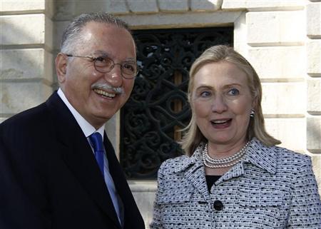 Secretária de Estado norte-americana, Hillary Clinton, e o secretário-geral da Organização da Conferência Islâmica, Ekmeleddin Ihsanoglu, antes de reunião em Istambul, na Turquia. Hillary disse que Washington vai reconhecer formalmente o Conselho Nacional de Transição (CNT) dos rebeldes líbios como um governo legítimo, enquanto não for possível estabelecer um governo interino plenamente representativo | REUTERS/Murad Sezer