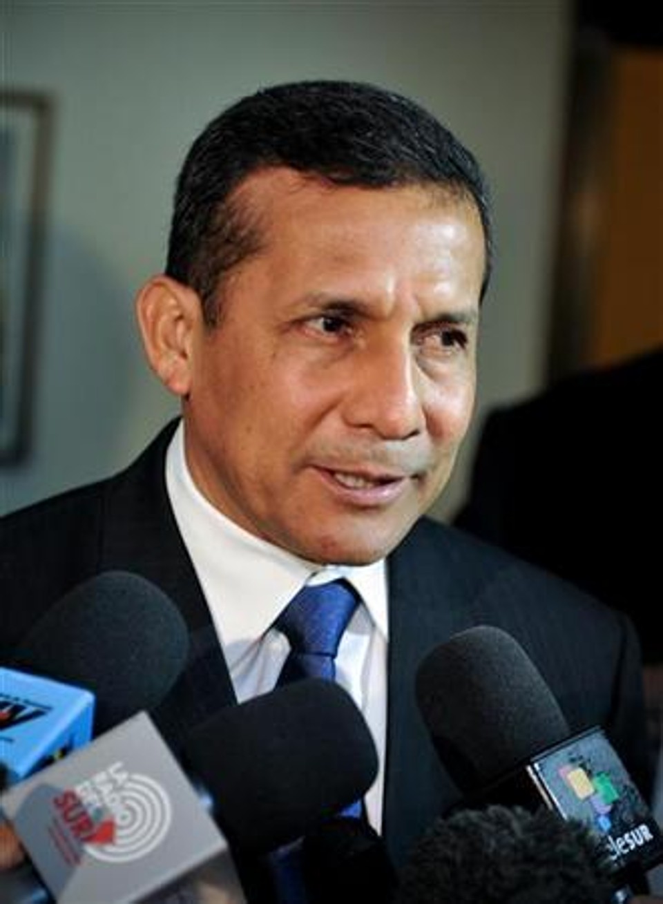 Presidente do Peru, Ollanta Humala, antes de deixar o aeroporto José Martí, em Cuba, na terça-feira | Reuters/Adalberto Roque