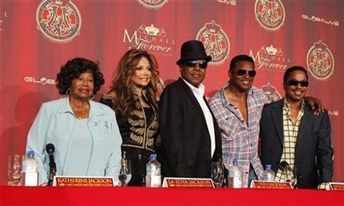 A mãe do cantor Michael Jackson, Katherine Jackson, com seus filhos La Toya, Tito, Jackie e Marlon em coletiva de imprensa para anunciar planos de um concerto em homenagem ao Rei do Pop | Reuters