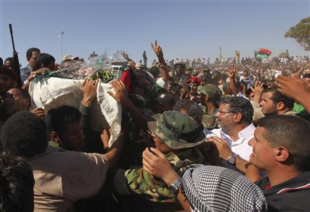 Multidão comparece ao enterro do comandante militar dos rebeldes líbios Abdel Fattah Younes, em Benghazi | Reuters