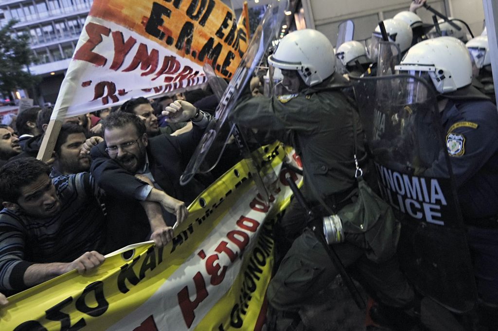 Manifestantes enfrentam policiais em frente do Parlamento da Grécia em protesto contra o plano de austeridade do governo | Dimitar Dilkoff/AFP