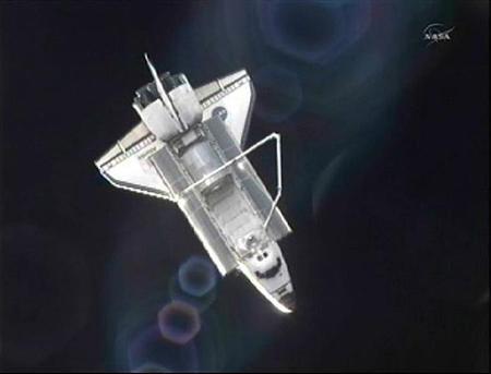 O último ônibus espacial norte-americano Atlantis deixa a Estação Internacional Espacial, em imagem divulgada pela Nasa TV. O Atlantis partiu da estação, encerrando 12 anos de contribuição à construção e manutenção do complexo orbital, no que será o maior legado da frota de naves da Nasa | REUTERS/Nasa/Divulgação