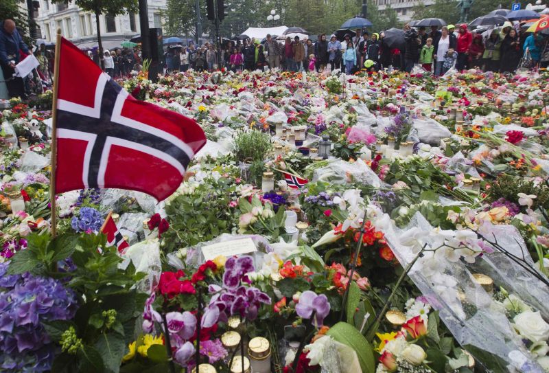 Noruegueses se reúnem diante da catedral de Oslo para chorar os 93 mortos dos ataques sangrentos que chocaram o país na sexta-feira: polícia encontrou diário online em que suspeito planejava atentados desde 2009 | Berit Roald/Reuters