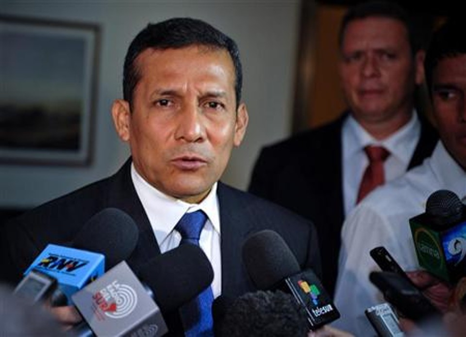 O presidente eleito do Peru, Ollanta Humala, fala a repórteres no Aeroporto José Marti, em Havana, antes de voltar ao Peru, após visita de um dia a Cuba | REUTERS/Adalberto Roque/Pool