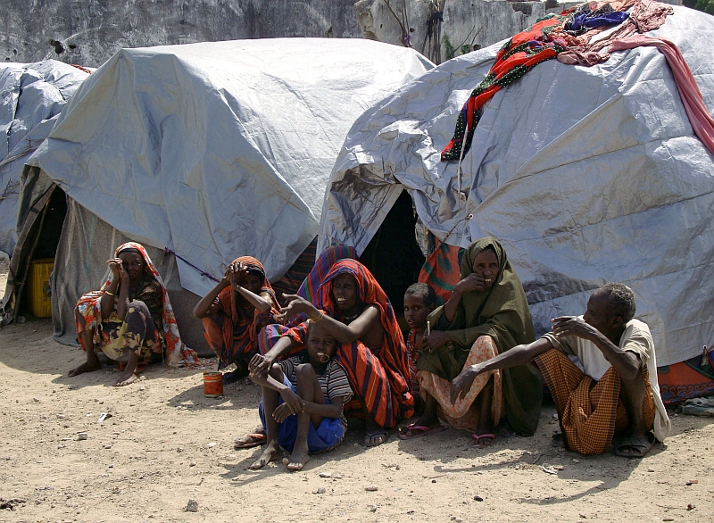 Somalis esperam entrega de alimentos pela ONU em campo de refugiados em Mogadíscio | Mustafa Abdi/AFP