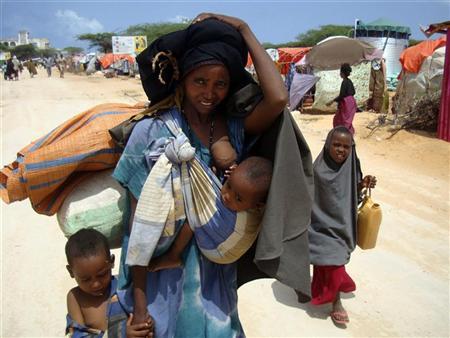 Mulher somali refugiada e seus filhos chegam à capital Mogadishu | Reuters