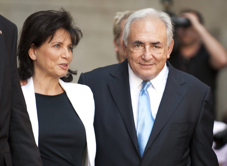 Strauss-Kahn, que sorriu ao deixar o tribunal, ainda enfrenta acusações criminais de agressão sexual e tentativa de estupro ligadas ao suposto ataque a camareira | AFP PHOTO/DON EMMERT