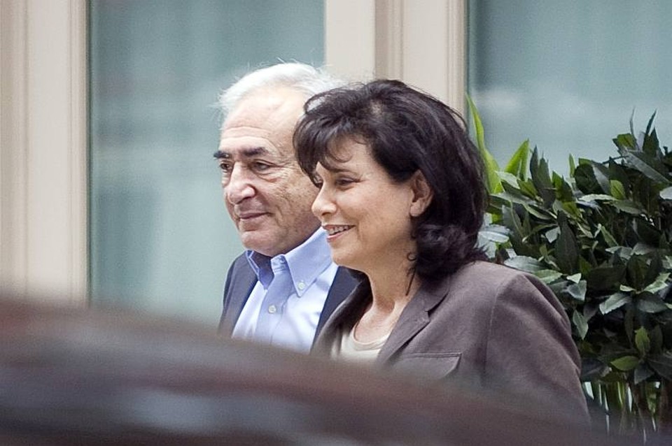 O ex-chefe do FMI Dominique Strauss-Kahn e a mulher deixam sua casa provisória em Tribeca neste sábado (2) | Reuters