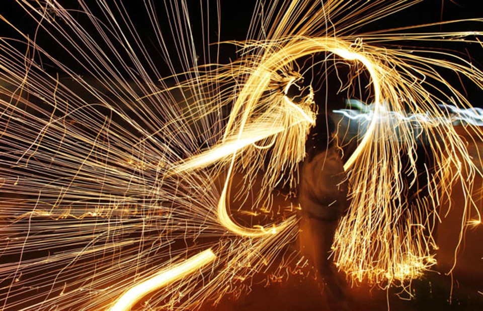 Homem dança com fogos em comemoração à independência do Sudão do Sul, em Juba | Reuters