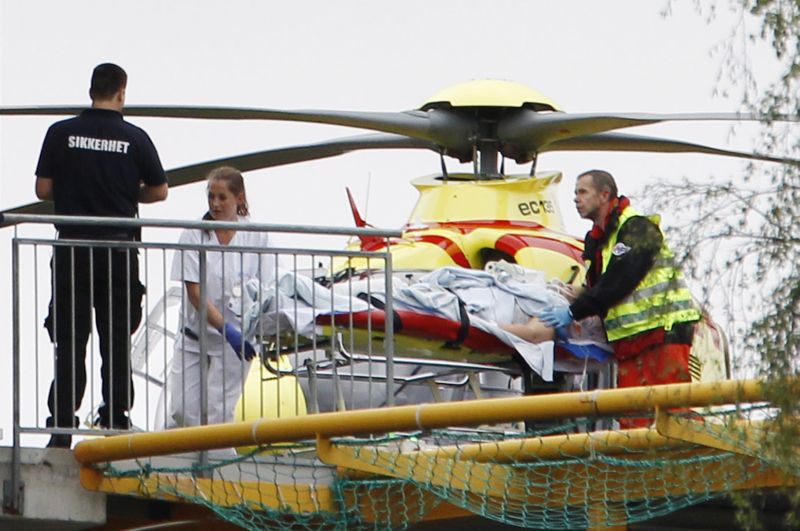 Uma das pessoas socorridas na ilha Utoeya, a noroeste de Oslo | Reuters