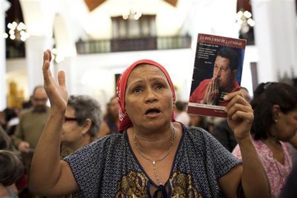 Venezuelanos ansiosos neste sábado avaliam quanto tempo levará para o presidente Hugo Chávez se recuperar após a operação para retirada de um tumor, mesmo depois de o governo reafirmar que o líder socialista terá condições de concorrer à reeleição no próximo ano | REUTERS