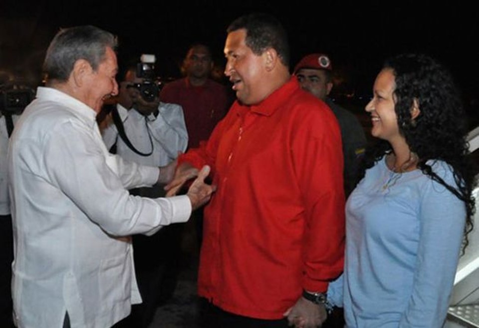 Raúl Castro cumprimenta Chávez e sua filha Rosa Virginia no aeroporto de Havana na noite de sábado (16) | Reuters