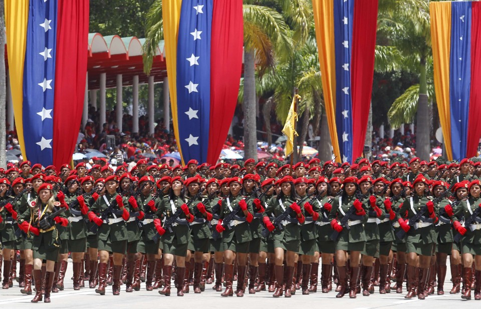 Festas de rua estão acontecendo em todo o país, enquanto tanques e jatos participam de uma parada militar em Caracas | Reuters