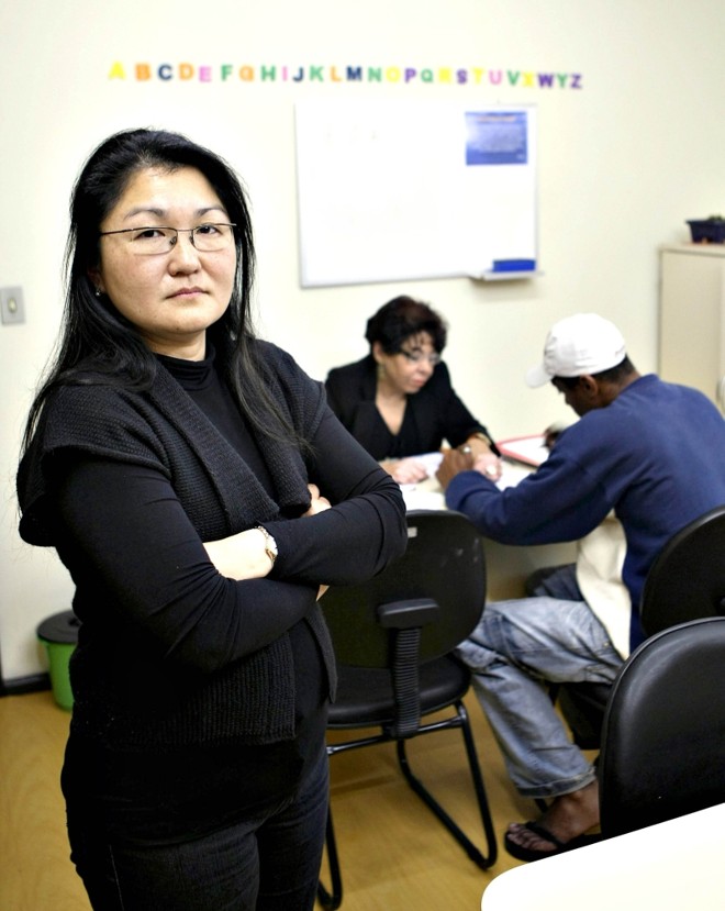 Cynthia de Lima, que ajuda a alfabetizar adultos, diz que a vontade de estudar existe, mas que outras demandas atrapalham |