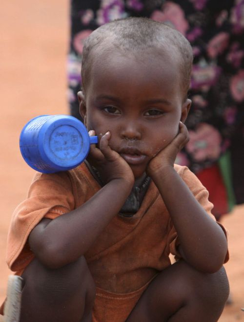 Criança queniana aguarda, em campo de refugiado, para receber alimento. Mais de 12 milhões de pessoas passam fome nas regiões atingidas pela seca na África | Reuters