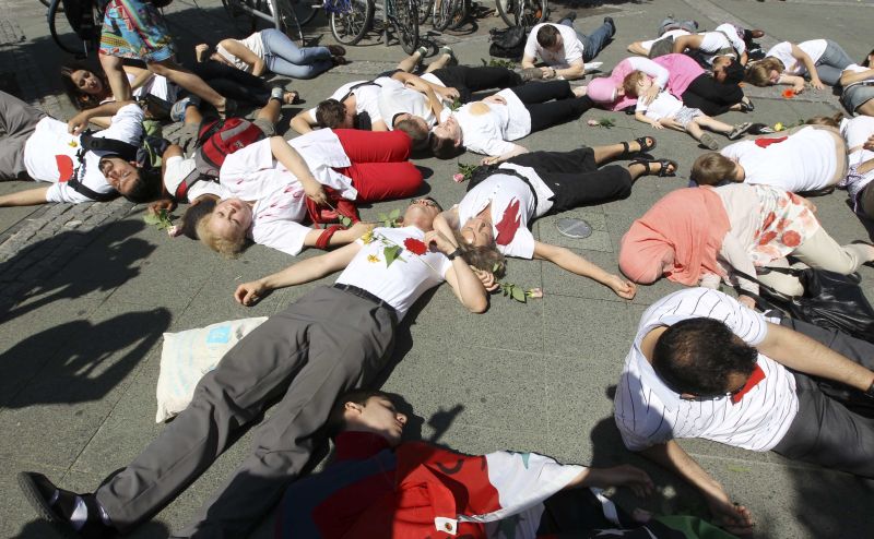 Uma demonstração da Anistia Internacional realizada ontem, em Berlim, na Alemanha, prestou solidariedade aos protestantes sírios | Fabrizio Bensch/Reuters