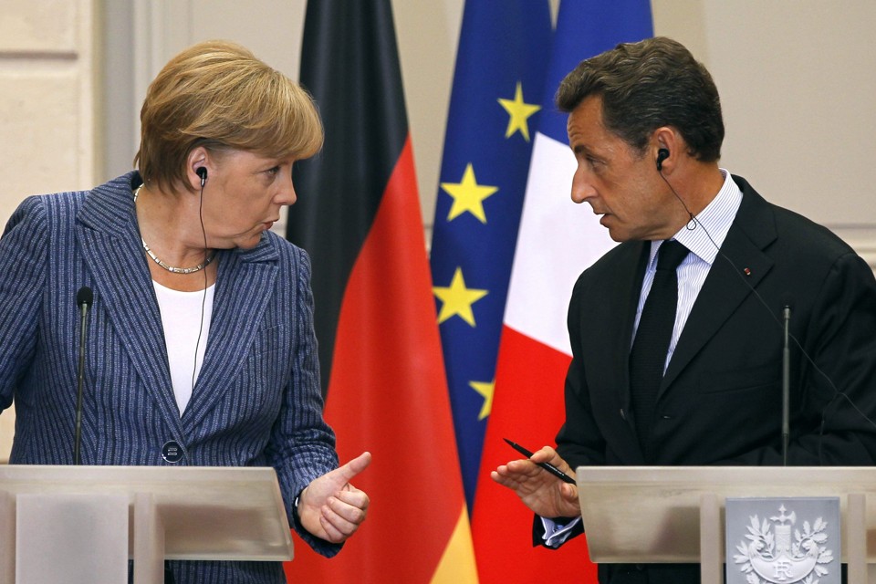 Presidente francês Nicolas Sarkozy e a chanceler alemâ Angela Merkel em entrevista coletiva em Paris | REUTERS/Charles Platiau