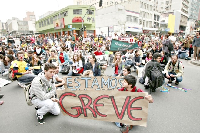 Alunos, professores e servidores se manifestaram ontem, no centro de Curitiba, contra o fim da paralisação na UFPR | Antonio More/Gazeta do Povo