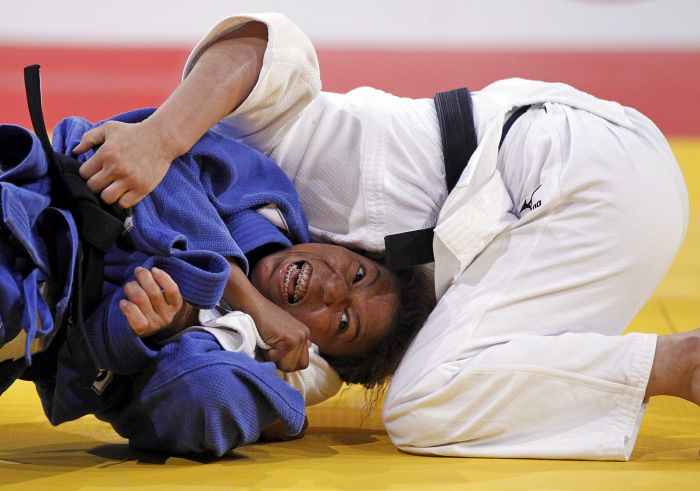 Rafaela Silva (de quimono azul) perdeu a final para a japonesa Aiko Sato | Charles Platiau / Reuters