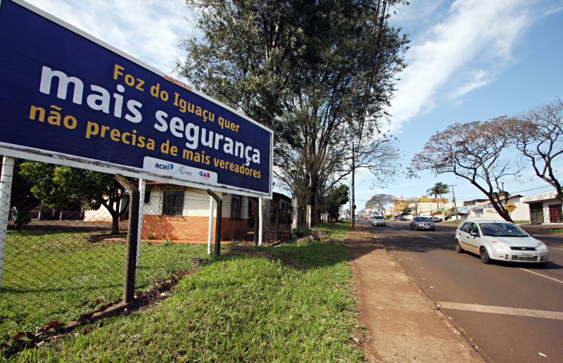 Em Foz, entidades espalharam outdoors indagando a atuação dos vereadores e apontando as áreas deficitárias no município | Christian Rizzi/ Gazeta do Povo