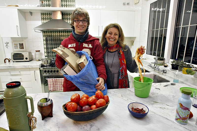 Nicolau e Cristiana, que fazem compostagem dos orgânicos e separam o lixo, acham que falta uma campanha para conscientizar a população sobre a reciclagem | Marcelo Elias/Gazeta do Povo