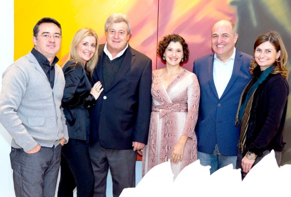 O empresário Albino Bacchi e sua mulher, Diva Bacchi (ambos à esq., de preto), com os arquitetos Sérgio Valiatti (primeiro à esq.), Luciana Patrão (de vestido claro) e Jayme Bernardo e a designer Claudia Machado no movimentado coquetel de abertura da décima edição da Mostra Artefacto Curitiba, realizado no sábado, na loja da Rua Comendador Araújo | Naideron Jr.