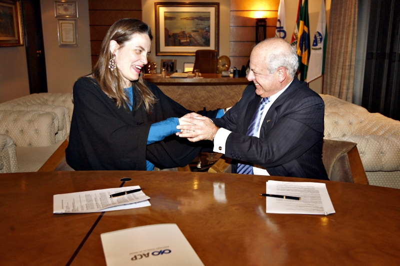 A vice-presidente do GRPCom Ana Amélia Cunha Pereira Filizola e o presidente da Associação Comercial do Paraná, Edson Ramon, assinaram ontem o contrato de parceria entre a Gazeta do Povo e a entidade. A ACP vai patrocinar 616 assinaturas do jornal que serão destinadas a professores e alunos da rede pública municipal de Curitiba vinculados ao Projeto Ler e Pensar desenvolvido pelo Instituto GRPCom. Com isso, o jornal passará a circular em 77 escolas | Felipe Rosa