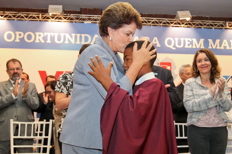 Dilma beija criança durante solenidade em Juazeiro, na Bahia | Roberto Stuckert Filho/Presidência