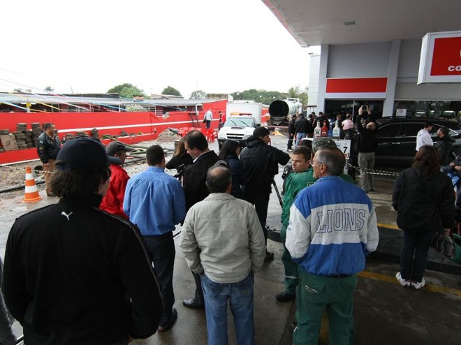 Tampa do tanque do caminhão foi arrancada com a explosão e atingiu o gerente do posto, que morreu na hora | 