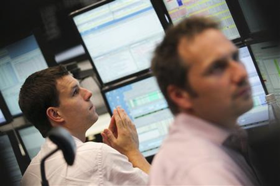 Traderes observam telas com cotações na bolsa de valores de Frankfurt, na Alemanha | Alex Domanski/ Reuters