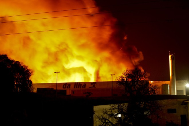 No início da noite de domingo (7) , um balão caiu em um depósito de álcool, na Rodovia dos Minerios, provocando um incêndio de grandes proporções |