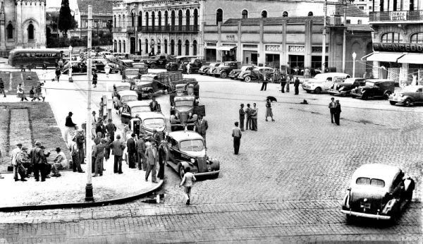 Tempo de guerra. Racionamento de gasolina na Praça Tiradentes em 1943. A bomba era propriedade da Sociedade dos Chauffers |