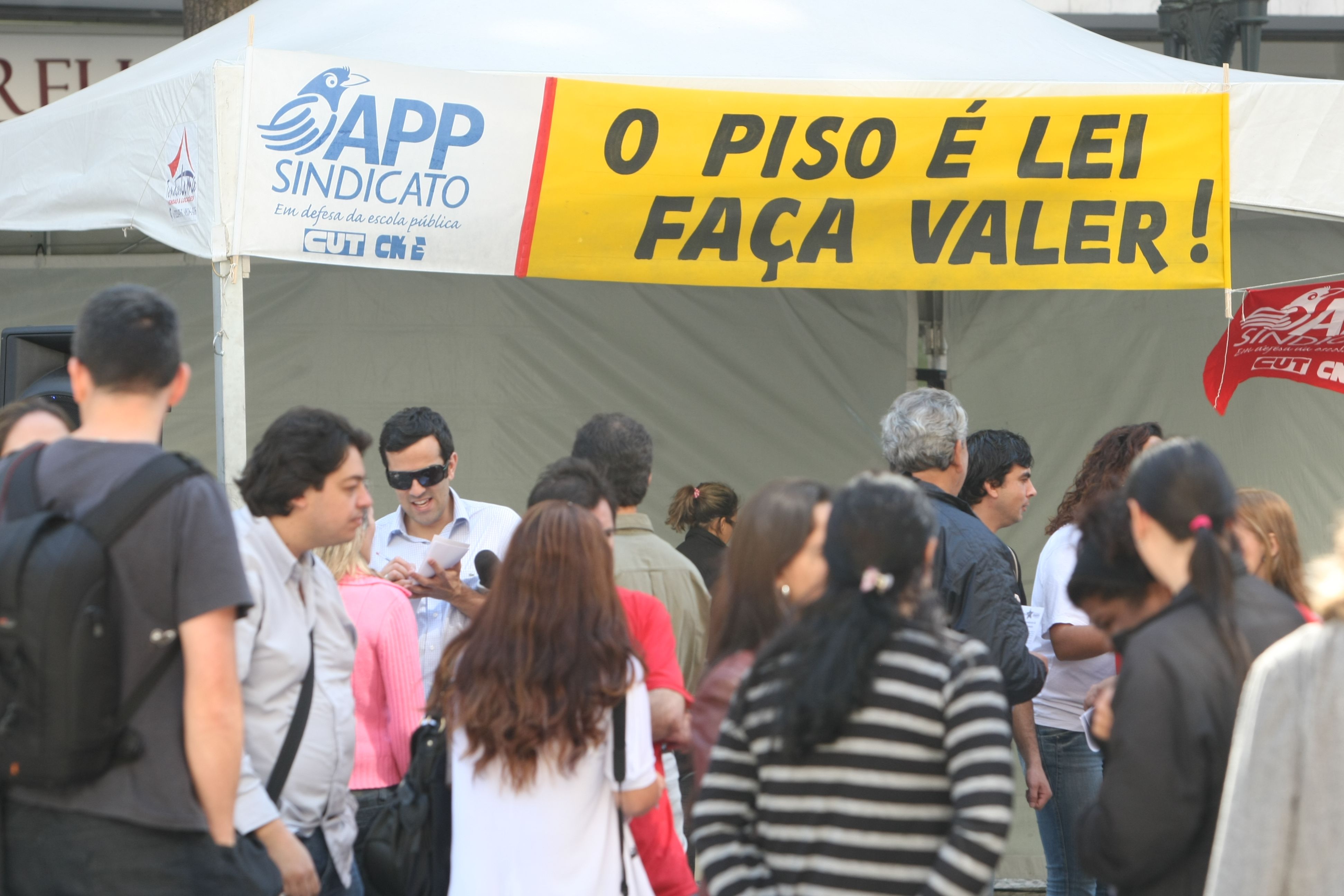 Professores devem realizar uma paralisação estadual no dia 30 de agosto | Daniel Castellano / Agência de Notícias Gazeta do Povo