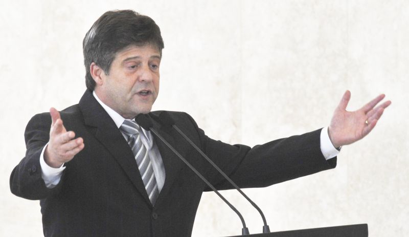 "Se precisar mudar, eu vou mudar. Eu posso vir a mudar qualquer peça do ministério." Mendes Ribeiro (PMDB), novo ministro da Agricultura | José Cruz/ABr