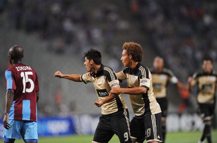 Jogadores do Benfica comemoram gol de empate contra o Trabzonspor | Bulent Kilic / AFP