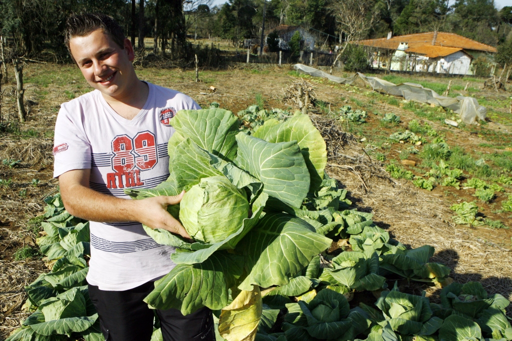 Curso de qualificação fez com que João Paulo desistisse de rumar para a cidade. Hoje ele administra a propriedade da família | Henry Milléo/Gazeta do Povo
