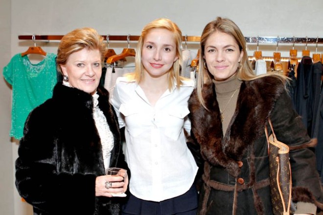 LANÇAMENTO NA FLOR - No lançamento da nova coleção da grife de moda feminina Flor, registramos a presença de Vera Pisani e sua nora Bruna Caron Pisani, que foram recebidas pela proprietária da loja, Camila Oliveira Dias | 