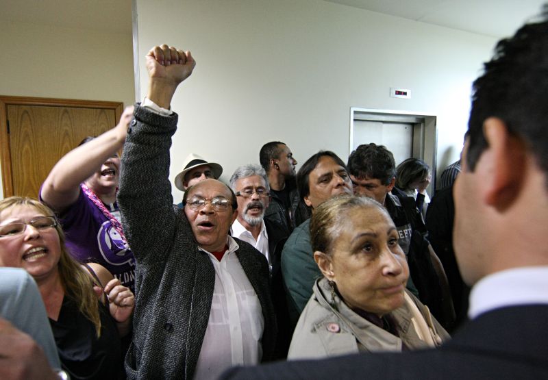 Manifestantes ligados à CUT e à Federação Democrática das Associações de Moradores, Clubes de Mães, Entidades Beneficentes e Sociais de Curitiba (Femotiba) foram proibidos de entrar na antessala do plenário da Câmara de Curitiba, da qual poderiam assistir ao depoimento de João Cláudio Derosso. A alegação da direção do Legislativo municipal foi de que o prédio não comportava mais do que 150 pessoas. A sessão foi vigiada, novamente, pelo Grupo de Operações Especiais (GOE) da Guarda Municipal. Sem poder entrar, os manifestantes deixaram a Câmara depois de cerca de uma hora de sessão | Valterci Santos/ Gazeta do Povo
